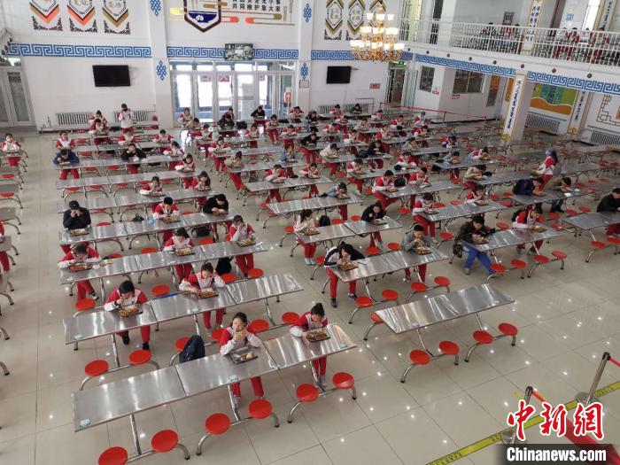 圖為學生們在食堂就餐?！鯆I娜 攝