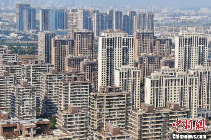 房地產(chǎn)行業(yè)作為特殊的商品銷售業(yè)，受疫情影響，一些企業(yè)資金回籠困難，亟待金融和稅務(wù)部門的政策支持?！°蟛?攝