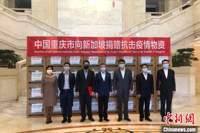 圖為捐贈(zèng)方與接收方代表合影留念?！⑾嗔?攝