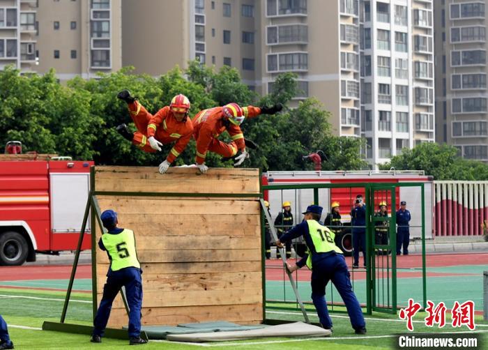 新消防員進(jìn)行消防障礙接力操展示。　劉忠俊 攝