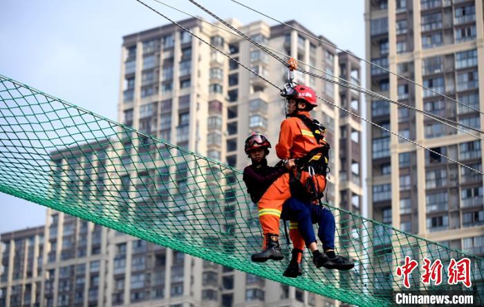 新消防員進(jìn)行T型救援操展示?！⒅铱?攝