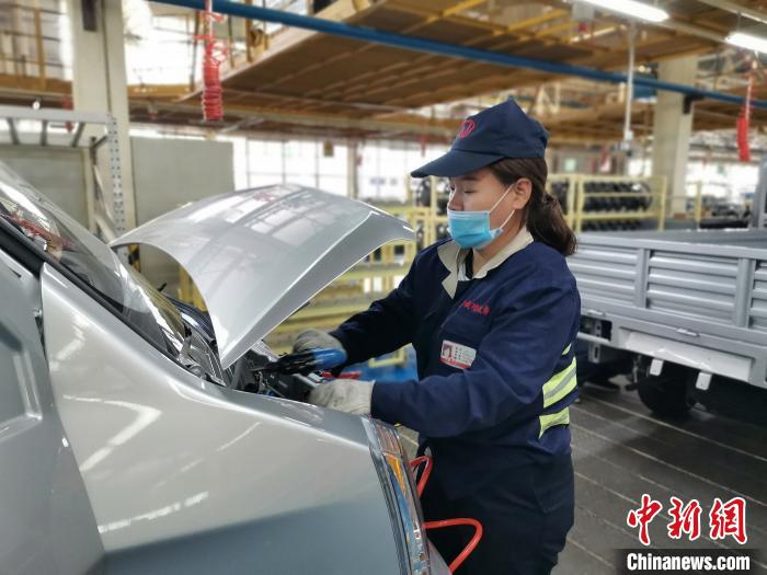 在滿足國外市場供應(yīng)的同時，成功汽車也緊盯國內(nèi)市場，拓渠道保銷量。　高飛 攝