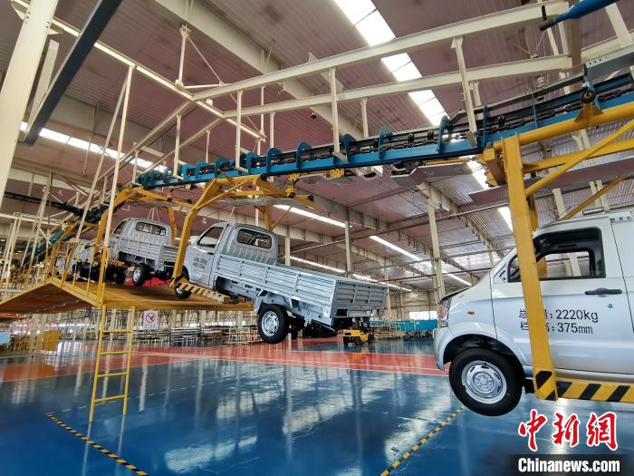 成功汽車是山西省重點轉(zhuǎn)型項目，擁有國內(nèi)先進(jìn)的零部件、發(fā)動機整機自動裝配和發(fā)動機生產(chǎn)線、實驗線，還有國際一流的工業(yè)機器人。　高飛 攝