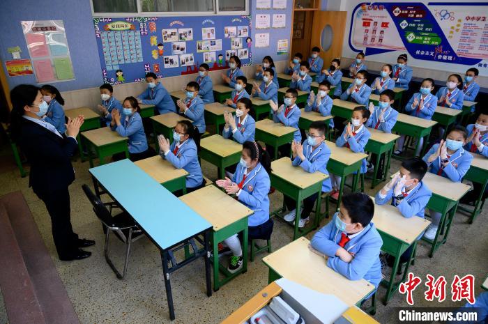 學(xué)校是人群密集場所，山西省疫情防控工作領(lǐng)導(dǎo)小組要求，要周密閉環(huán)做好疫情防控?！№f亮 攝