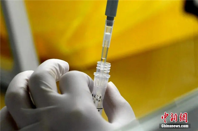 資料圖：工作人員正在準備檢測試劑。<a target='_blank'  data-cke-saved- >中新社</a>記者 王東明 攝