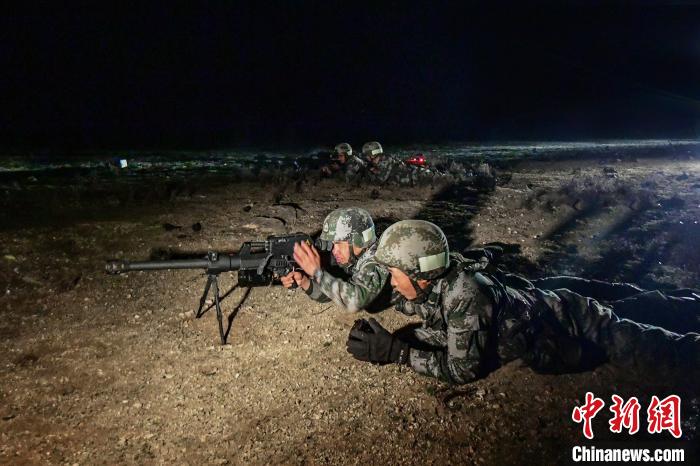 夜間狙擊手摧毀敵探照燈。　蒲津 攝