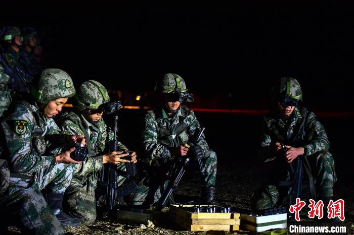 戰(zhàn)士正在補(bǔ)充彈藥。　蒲津 攝