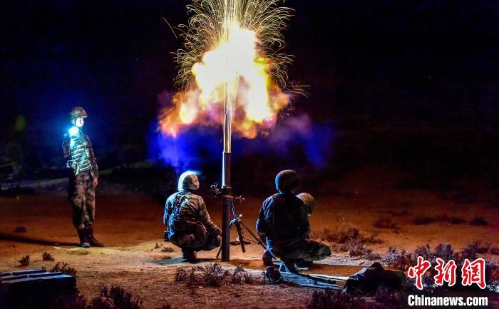 演練中偵察兵在夜間利用迫擊炮摧毀敵輕型裝甲?！」鶘|東 攝