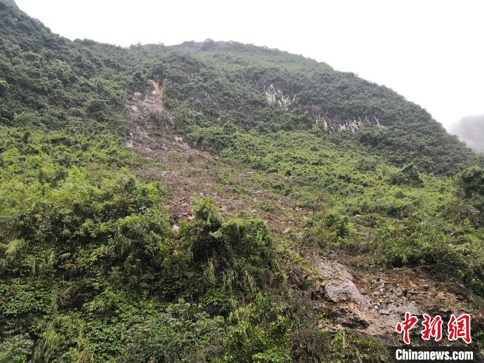 山體滑坡處?！↑S鵬 攝