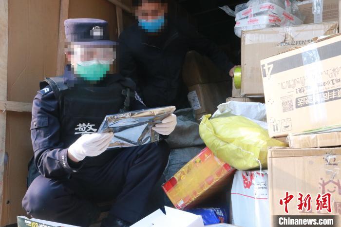 圖為勐康邊檢站民警在對快遞運輸車輛進行例行檢查?！钐?攝