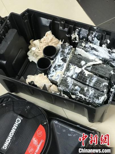 圖為臨滄邊境管理支隊從音響中查獲毒品?！⒂狼?攝