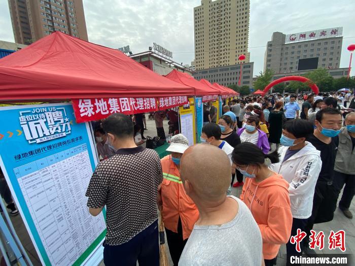 一些知名企業(yè)展臺前，投遞簡歷、咨詢就業(yè)的人絡(luò)繹不絕?！∏愊?攝