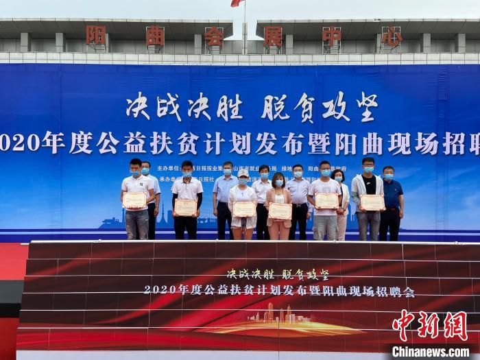 在現(xiàn)場，綠地集團(tuán)與困難就業(yè)群體就業(yè)代表簽署勞務(wù)合同，并為首批6名就業(yè)代表頒發(fā)上崗證書?！∏愊?攝