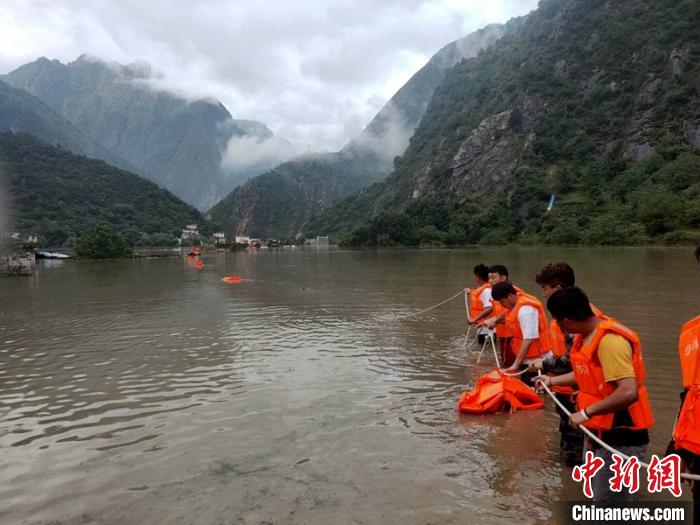 救援人員正在全力營救被困群眾?！〉ぐ托峁?攝