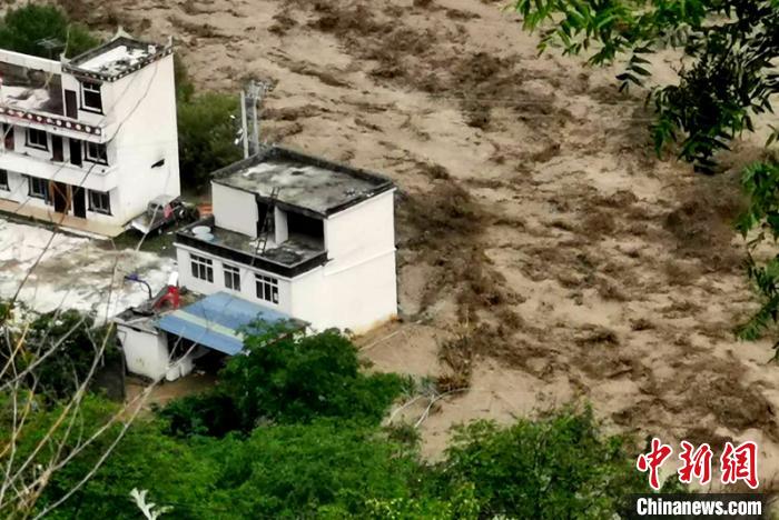 洪水淹沒房屋?！〉ぐ托峁?攝