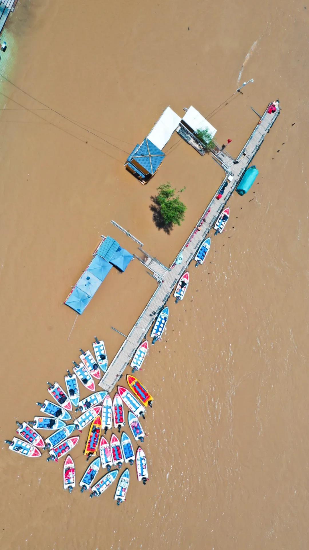 ▲圖為6月27日已暫時(shí)關(guān)閉的黃河蘭州段一處快艇碼頭（無(wú)人機(jī)照片）。新華社發(fā)（郎兵兵 攝）