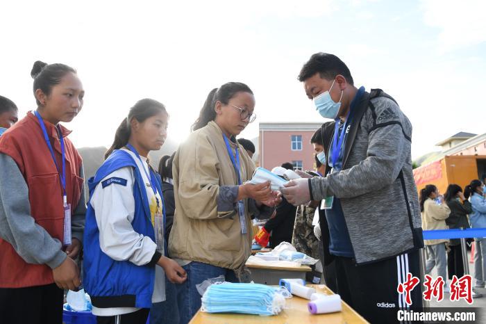 7月7日，考生在拉薩三高考點外領(lǐng)取口罩?！『闻罾?攝
