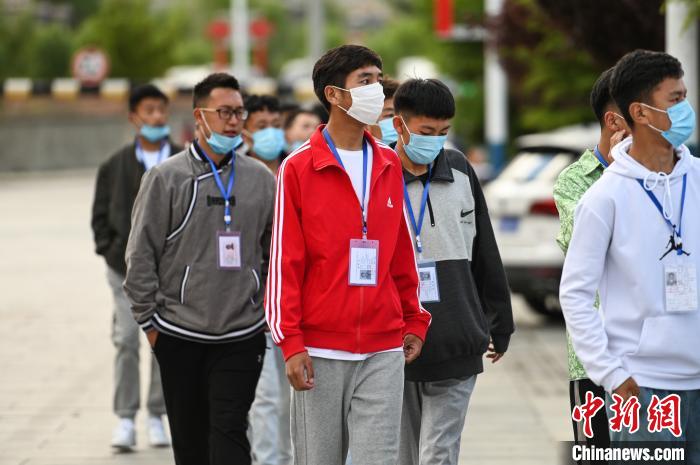 7月7日，考生在拉薩三高考點外有序排隊，等待進入考場?！『闻罾?攝