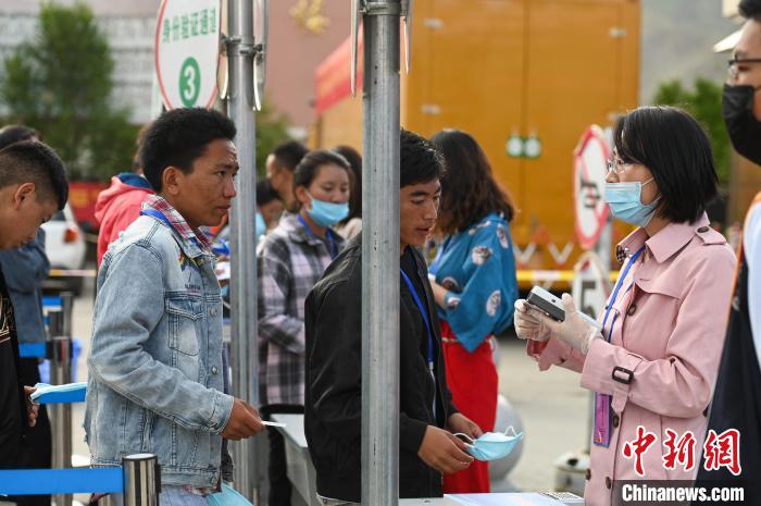 7月7日，考生在拉薩三高考點外進行身份證件核驗?！『闻罾?攝