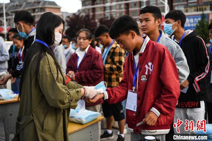 7月7日，考生在拉薩三高考點外測量體溫?！『闻罾?攝