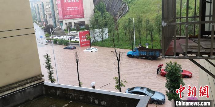 圖為重慶萬州城區(qū)積水嚴(yán)重?！≈貞c萬州區(qū)委宣傳部供圖 攝