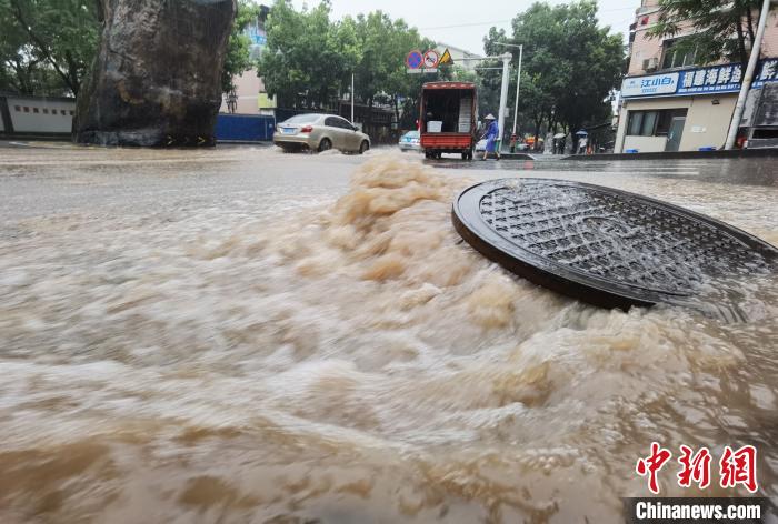 圖為重慶萬州城區(qū)積水嚴(yán)重?！≈貞c萬州區(qū)委宣傳部供圖 攝