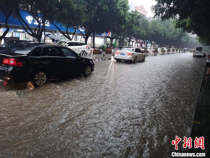 圖為重慶萬州城區(qū)積水嚴(yán)重?！≈貞c萬州區(qū)委宣傳部供圖 攝