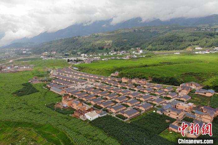 甲甲溝村新建農(nóng)房掩映在農(nóng)作之間?！埨?攝