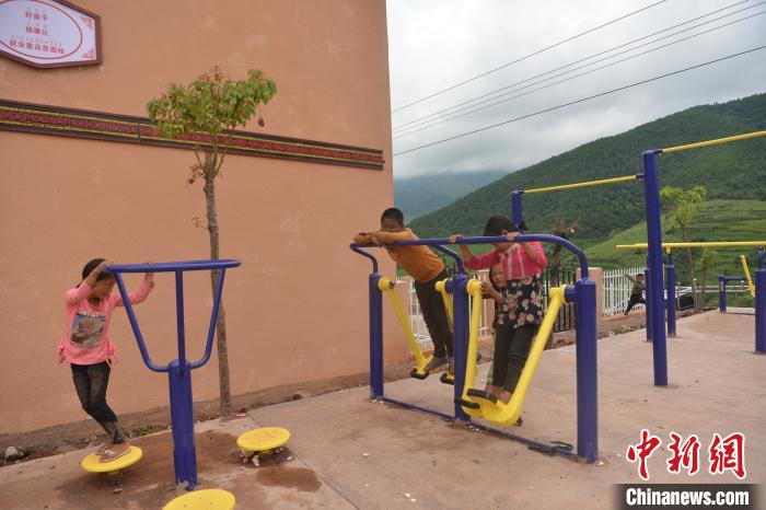 甲甲溝村里玩耍的孩子。　張浪 攝