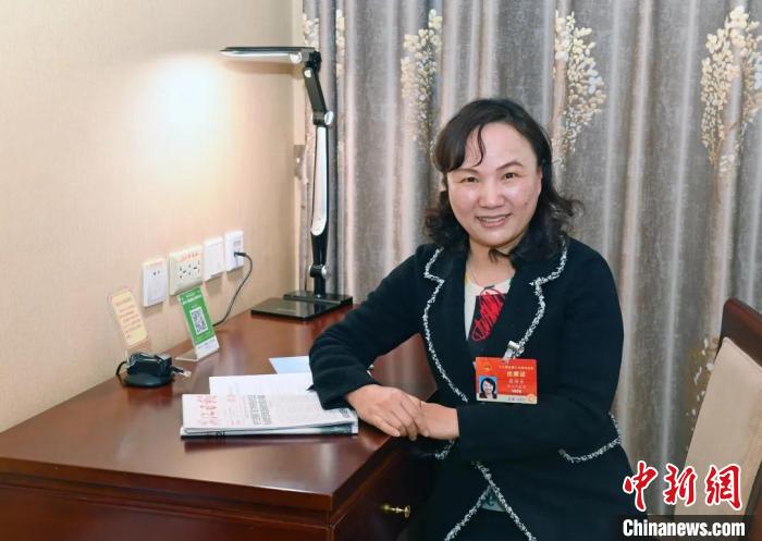 全國(guó)人大代表，浙江省臺(tái)州市椒江區(qū)大陳實(shí)驗(yàn)學(xué)校校長(zhǎng)、黨支部書記翁麗芬 蔡榮章 攝