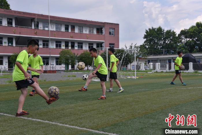 人大代表呼吁篩查防控青少年頸椎、脊柱等健康問題