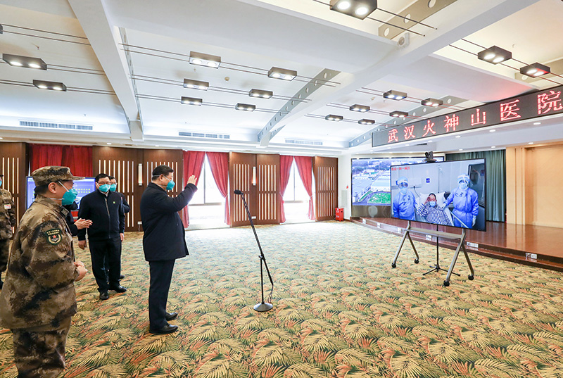 2020年3月10日，習近平專門赴湖北省武漢市考察新冠肺炎疫情防控工作。這是習近平在火神山醫(yī)院指揮中心視頻連線感染科病房，與病房內(nèi)患者和醫(yī)務(wù)人員親切交流。