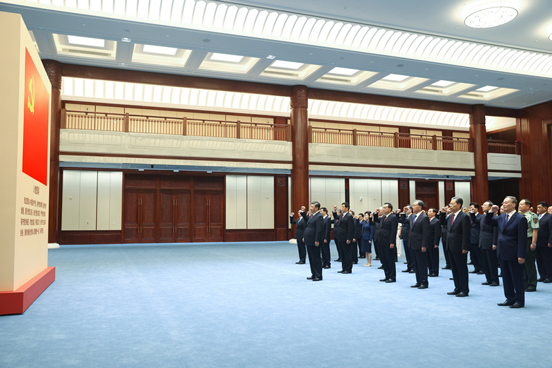 2021年6月18日，在中國共產(chǎn)黨歷史展覽館參觀“‘不忘初心、牢記使命’中國共產(chǎn)黨歷史展覽”結(jié)束后，習近平帶領(lǐng)黨員領(lǐng)導同志一起重溫入黨誓詞。