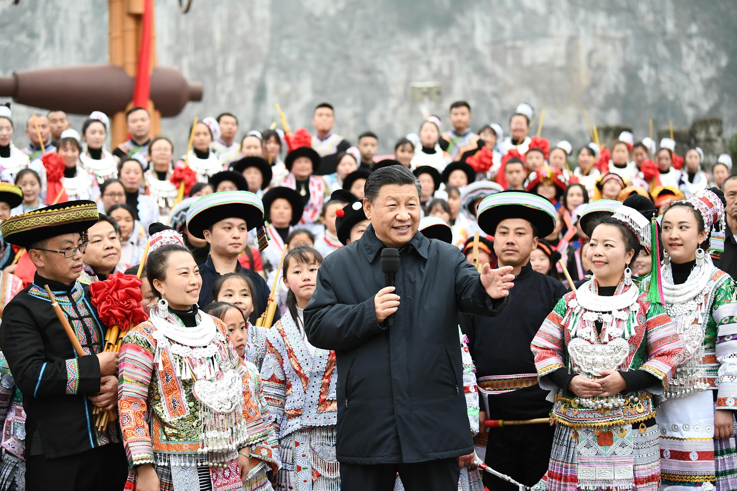 2021年2月3日，習近平總書記在畢節(jié)市黔西縣新仁苗族鄉(xiāng)化屋村文化廣場上，向全國各族人民、港澳臺同胞和海外僑胞拜年。