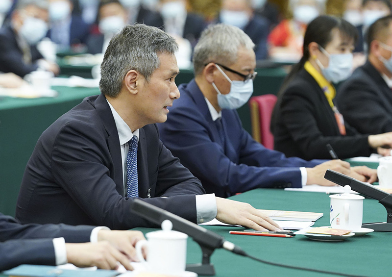 2020年5月24日，全國(guó)人大代表羅杰（左一）參加湖北代表團(tuán)的審議并發(fā)言。