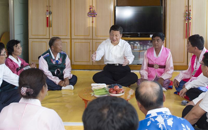 2015年7月16日，習(xí)近平在吉林省延邊朝鮮族自治州和龍市東城鎮(zhèn)光東村農(nóng)戶家中同村民們親切交談。