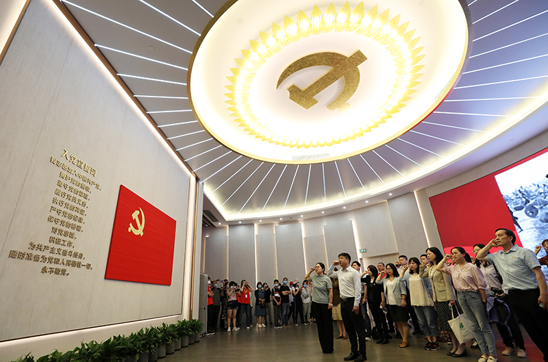 2021年6月3日，黨員在上海中共一大紀(jì)念館重溫入黨誓詞。