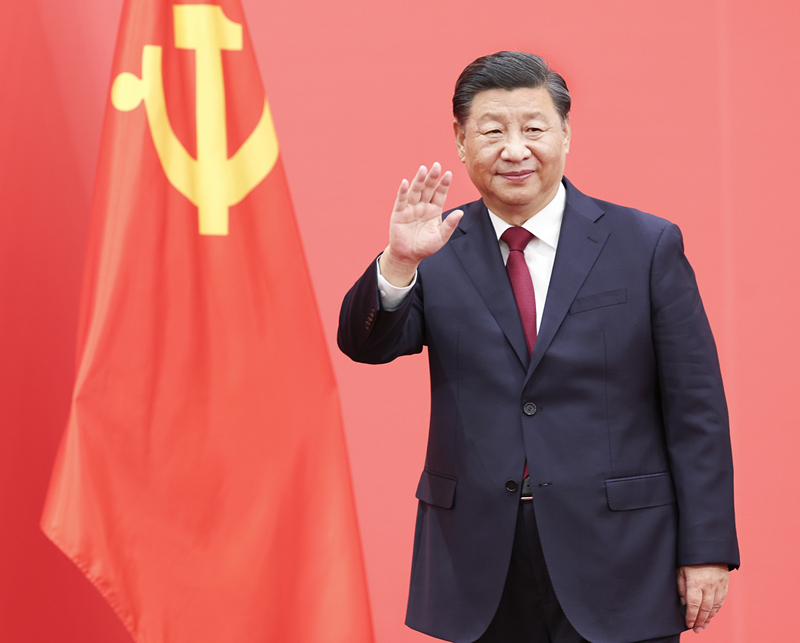 2022年10月23日，剛剛在中國(guó)共產(chǎn)黨第二十屆中央委員會(huì)第一次全體會(huì)議上當(dāng)選的中共中央總書(shū)記習(xí)近平和中共中央政治局常委李強(qiáng)、趙樂(lè)際、王滬寧、蔡奇、丁薛祥、李希在北京人民大會(huì)堂同采訪中共二十大的中外記者親切見(jiàn)面。這是習(xí)近平向在場(chǎng)的中外記者揮手致意。