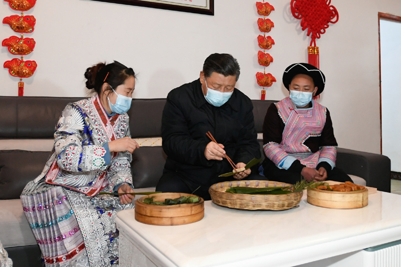 2021年2月3日下午，習(xí)近平總書記在貴州省畢節(jié)市黔西縣新仁苗族鄉(xiāng)化屋村苗族村民趙玉學(xué)家，同趙玉學(xué)一家邊聊家常邊制作當(dāng)?shù)貍鹘y(tǒng)節(jié)日食品黃粑。