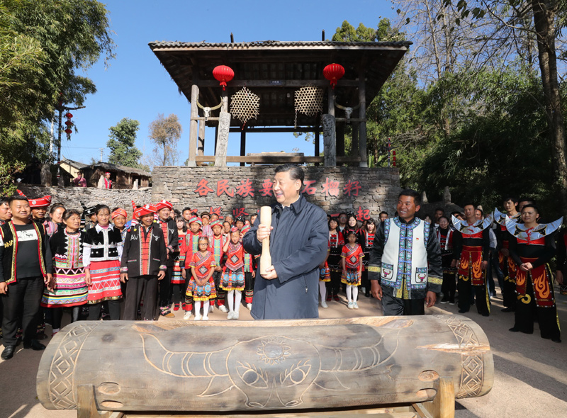 2020年1月19日下午，習(xí)近平總書記在云南省騰沖市清水鄉(xiāng)三家村中寨司莫拉佤族村廣場(chǎng)上，敲響三聲佤族木鼓，祝福來年風(fēng)調(diào)雨順、國(guó)泰民安。