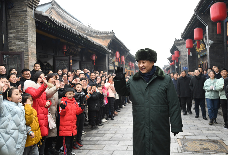 2022年1月27日上午，習(xí)近平總書記到山西省平遙古城向現(xiàn)場(chǎng)群眾揮手致意，給大家拜年。