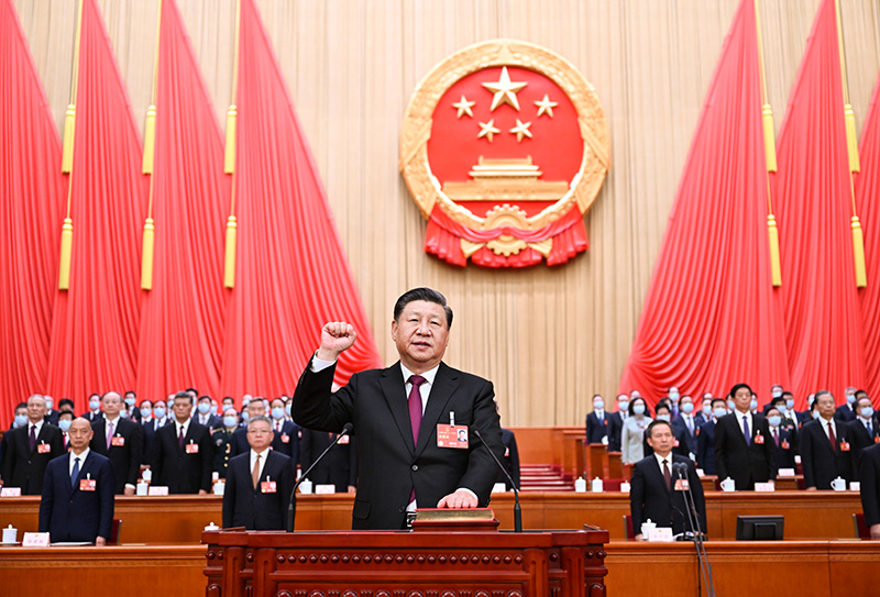2023年3月10日，十四屆全國(guó)人大一次會(huì)議在北京人民大會(huì)堂舉行第三次全體會(huì)議。習(xí)近平全票當(dāng)選為中華人民共和國(guó)主席、中華人民共和國(guó)中央軍事委員會(huì)主席。這是習(xí)近平進(jìn)行憲法宣誓。