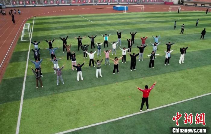 寧夏大學(xué)校園內(nèi)，學(xué)生跟隨老師練習(xí)八段錦。 謝宇 攝