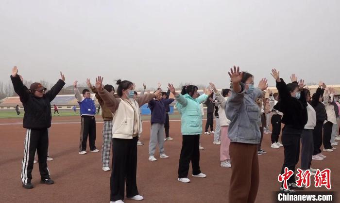 寧夏大學(xué)校園內(nèi)，學(xué)生練習(xí)八段錦。 謝宇 攝