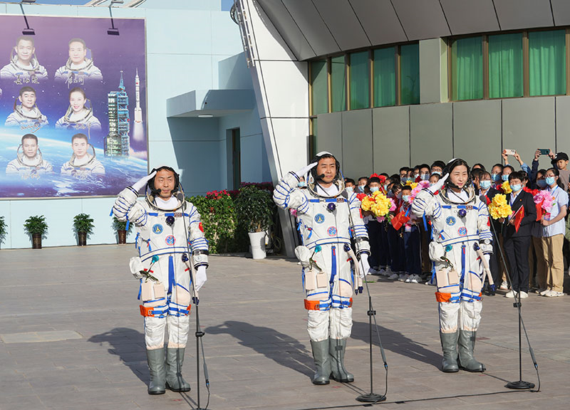 2022年6月5日，神舟十四號(hào)載人飛行任務(wù)航天員乘組出征儀式在酒泉衛(wèi)星發(fā)射中心問天閣廣場舉行。