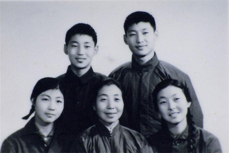 1972年冬，齊心和子女們。前排右起：齊橋橋、齊心、習(xí)安安。后排右起：習(xí)近平、習(xí)遠(yuǎn)平。