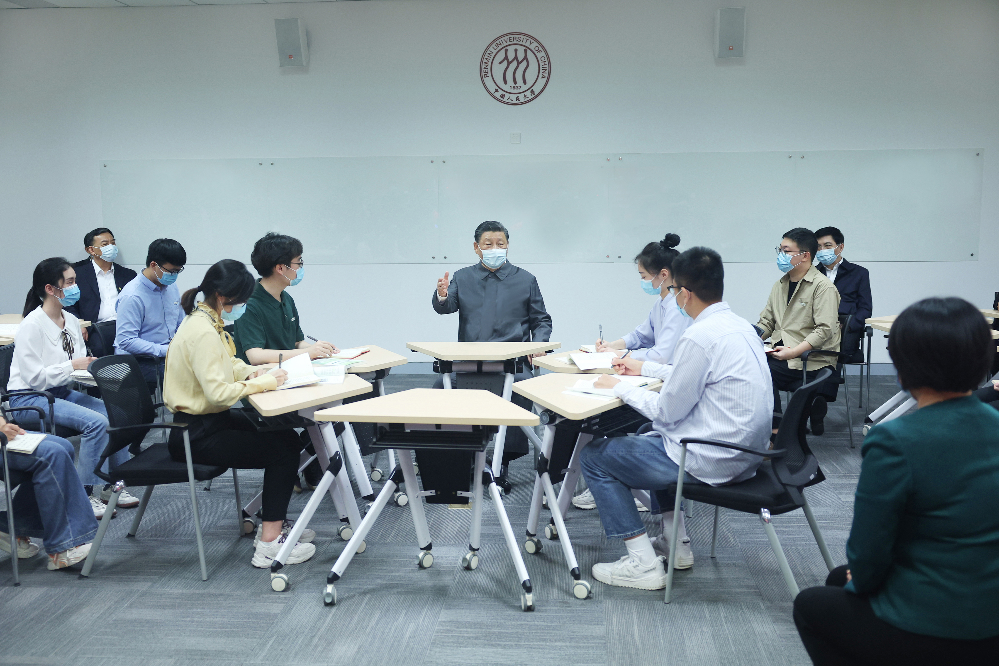 2022年4月25日，習(xí)近平總書記來到中國(guó)人民大學(xué)考察調(diào)研。這是總書記在立德樓觀摩思政課智慧教室現(xiàn)場(chǎng)教學(xué)并參與討論。