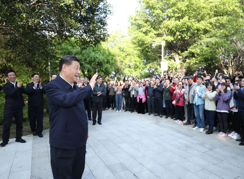 2021年3月24日，習(xí)近平在福建省福州市福山郊野公園考察時(shí)，向市民們招手致意。