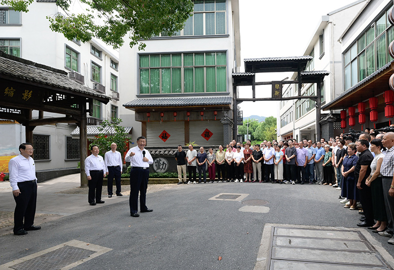 2023年9月20日，習(xí)近平在浙江省金華市義烏市后宅街道李祖村考察時(shí)，同群眾親切交流。