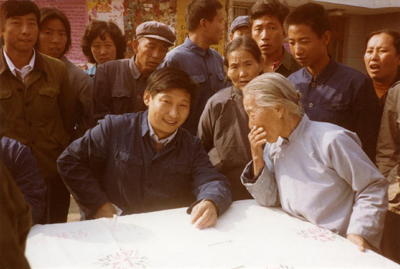 這是1983年，時(shí)任河北正定縣委書記的習(xí)近平（前排居中），臨時(shí)在大街上擺桌子聽取老百姓意見。
